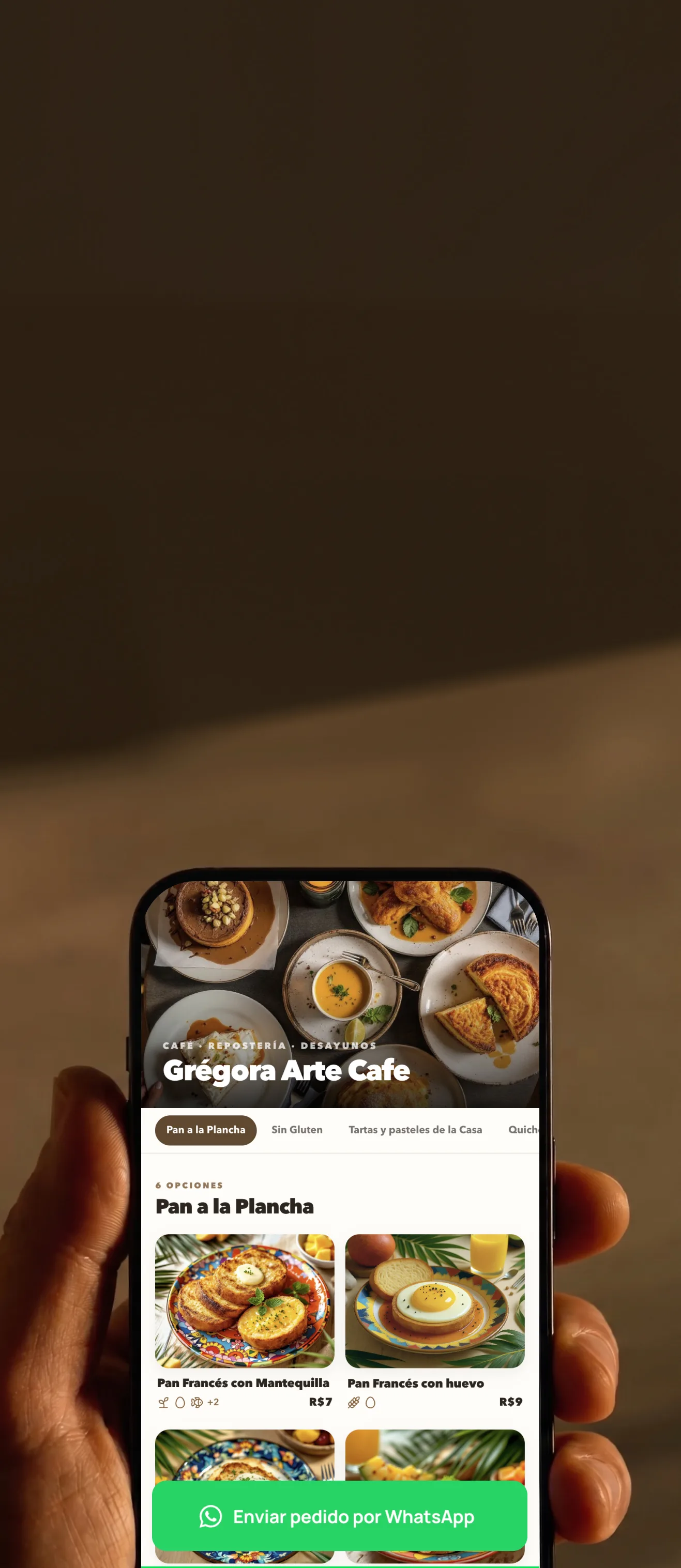 Un comensal sosteniendo un teléfono que muestra un menú digital de Supermenu
